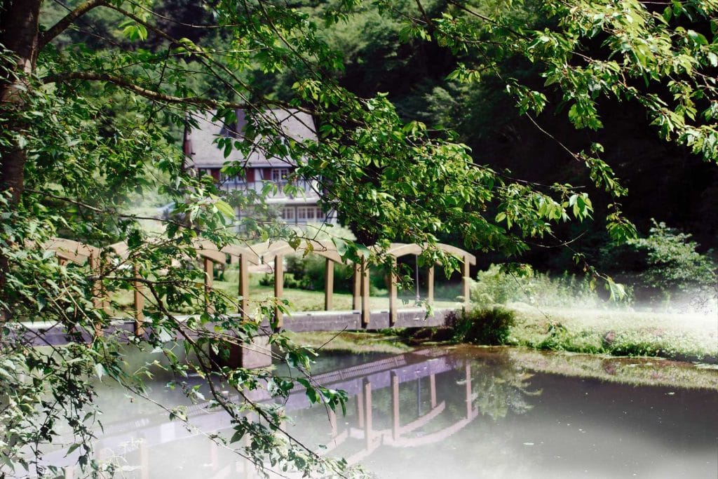 Altbaeckersmuehle_Aussen_mit_Nebel_Bruecke