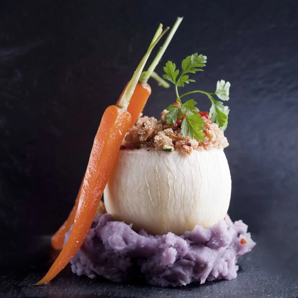 Gefüllter Kohlrabi  (auf Püree von der Trüffelkartoffel)