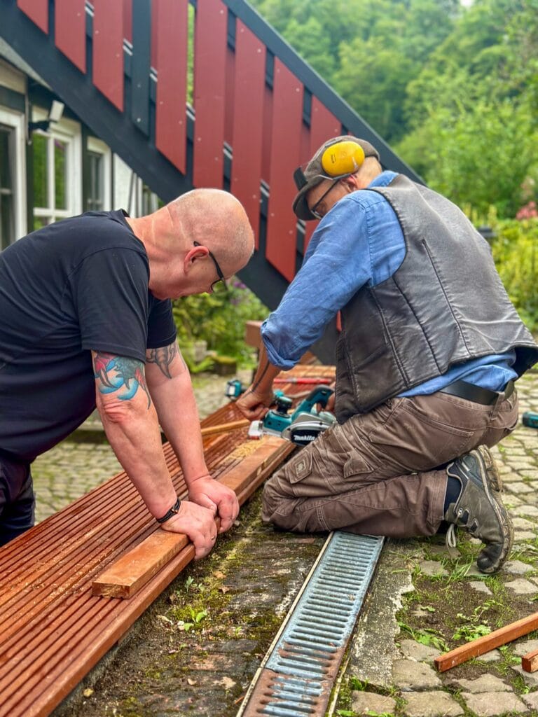 Holzvertäfelung im Hof bauen