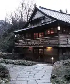 Japanisches Holzhaus der Stiftung Felsentor in der Abenddämmerung