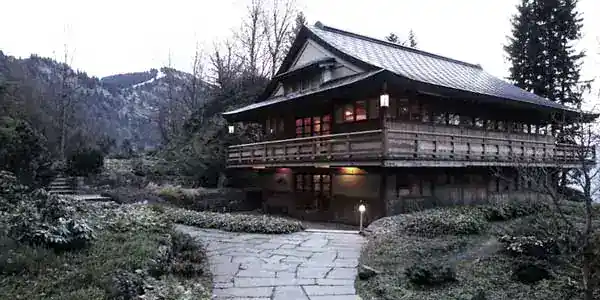Japanisches Holzhaus der Stiftung Felsentor in der Abenddämmerung