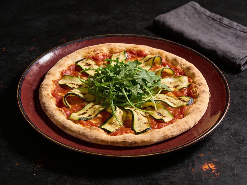 Holzbackofen-Pizza mit Zucchini und Rucola (Bild mit KI erstellt (Seedream 4.5))